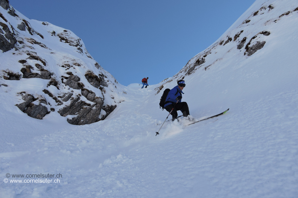 Abfahrt im Couloir nach Mütschen.