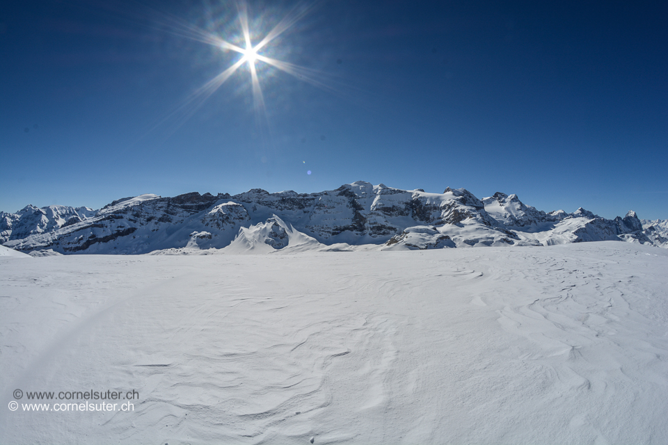 Angekommen beim Gipfelkreuz vom Glatten 2505m, Aussicht links vom Hausstock 3158m (Bericht lesen)  bis nach rechts zur Gross Windgällen 3187m (Bericht lesen)