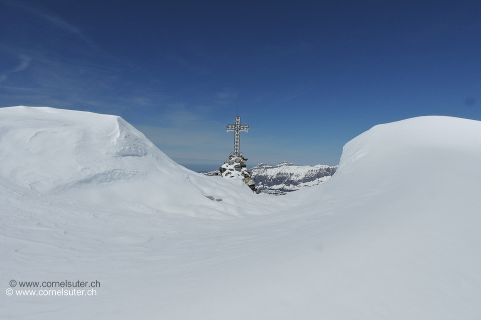 Das Kreuz auf dem Märä Pt.2304m (klick Karte)