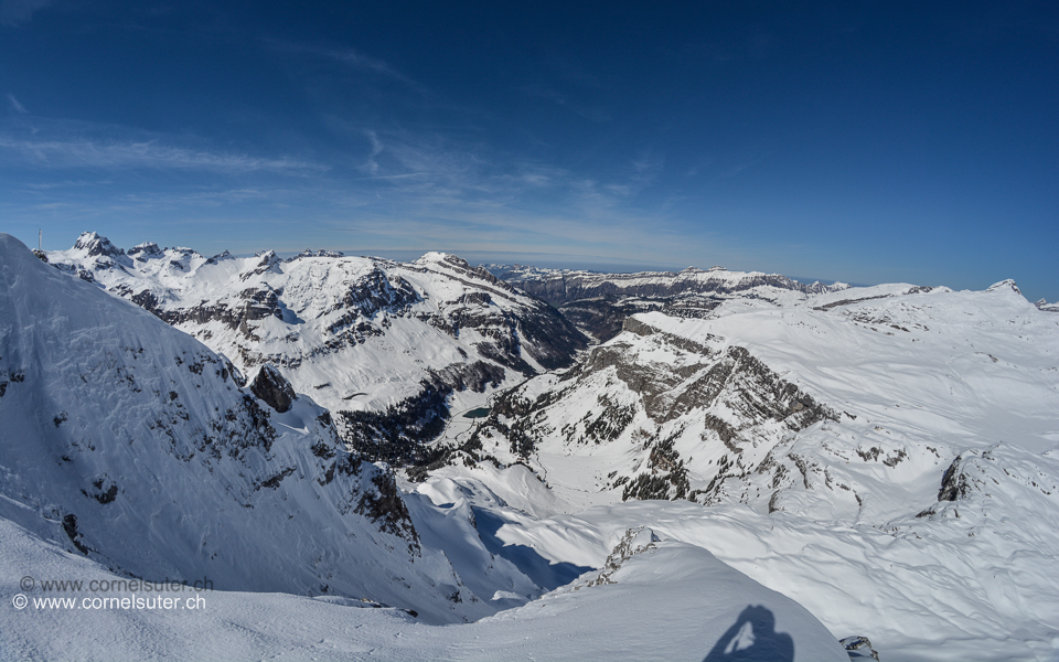 Herrliche Aussicht von Links die Schächentaler Windgällen 2764m bis nach Rechts zum Pfannenstock 2573m.