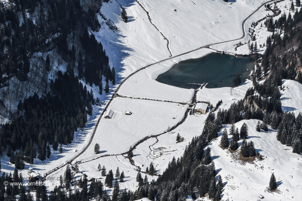 Der Sahlisee, auch da führt ein Druckstollen zu einem Kraftwerk nämlich beim Seeberg.