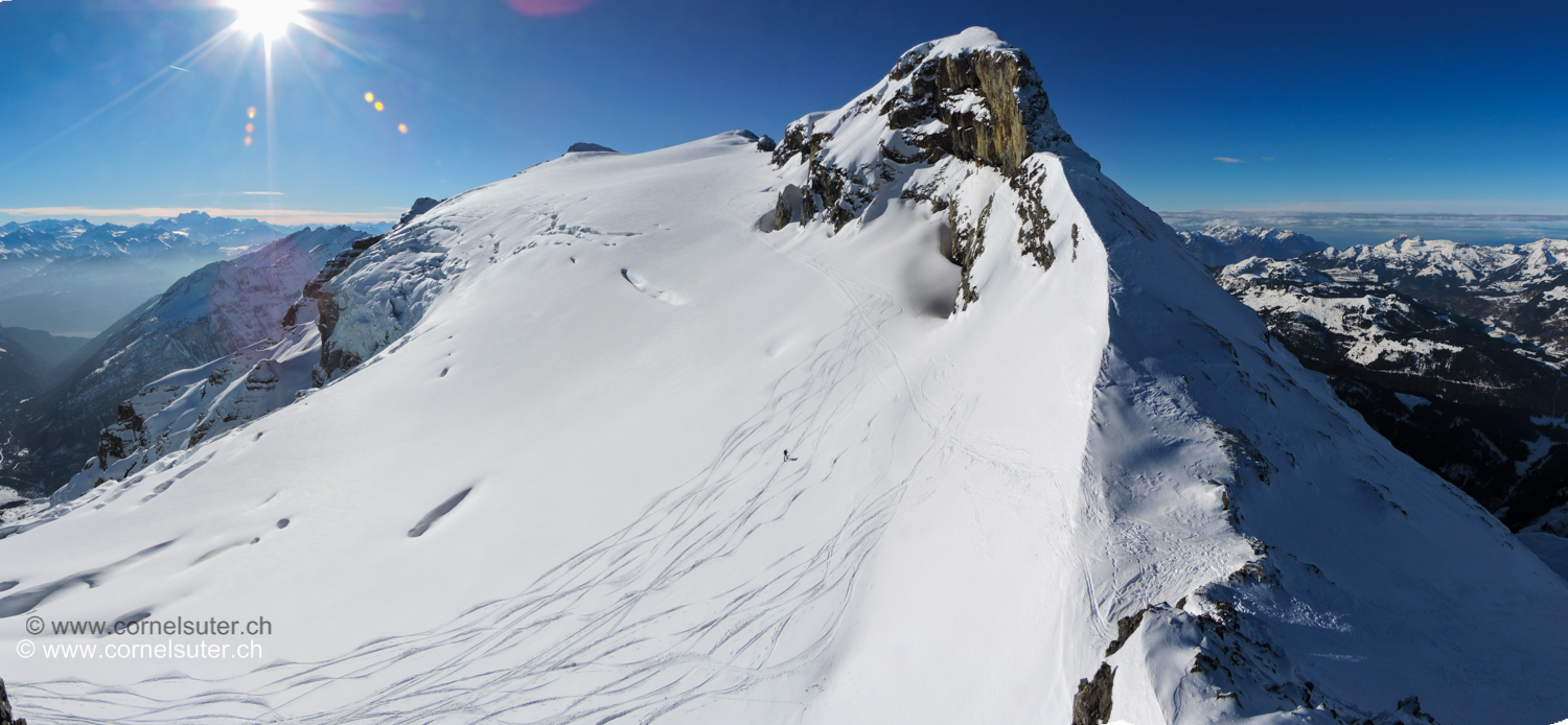 Pano übersicht auf dem Le Dome 2986m zum Les Diablerets. Rechts zu Fuss in die Lücke hinabsteigen.