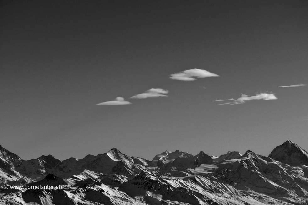 UFO gesichtet über den Walliser Alpen.....