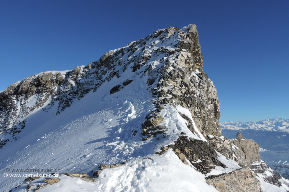 Wieder zurück bei der Lücke (Karte) Aufsteigen bei den Fixseilen eher Nordwestlich haltend am Dome vorbei hinauf.