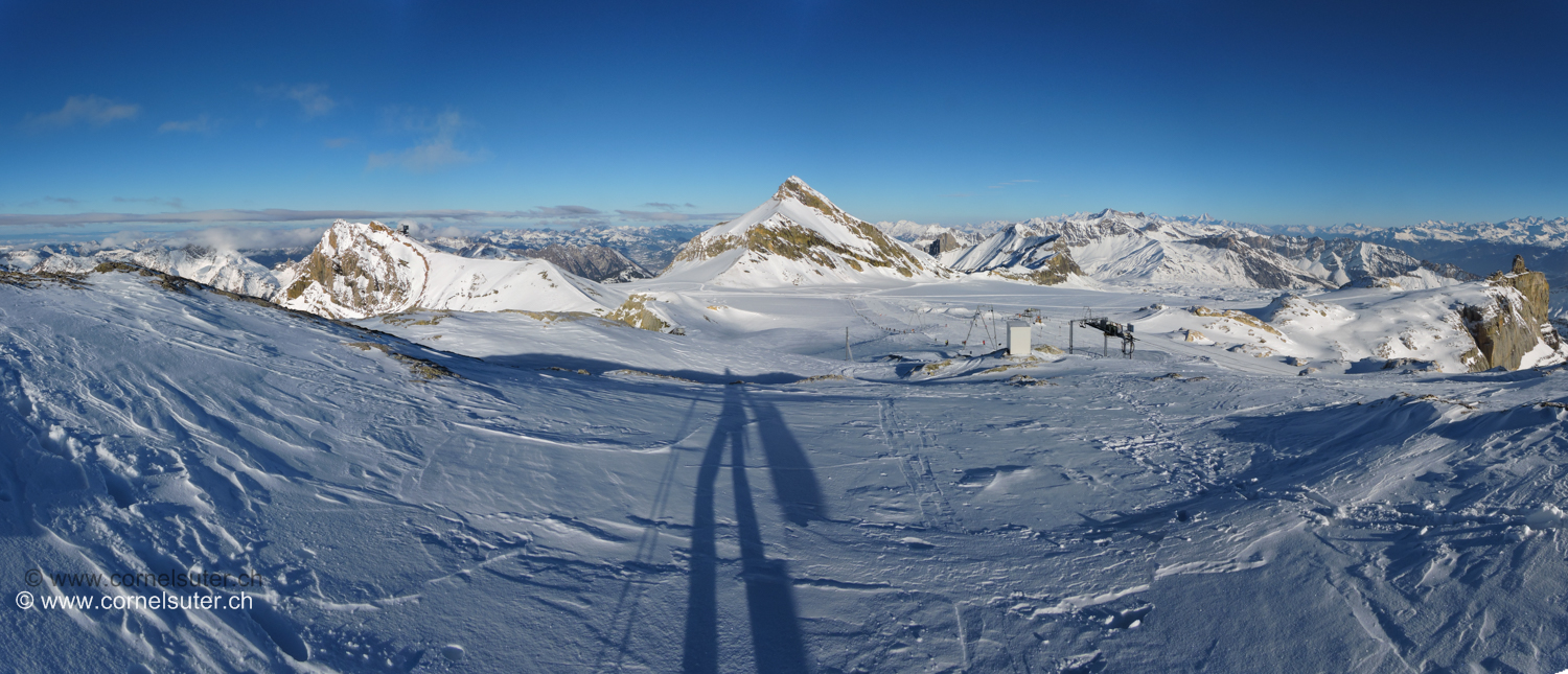 Kurz nach dem Le Dome, Pano Aussicht, mitte das Oldehore 3123m.