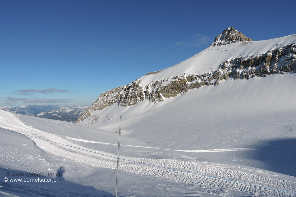 Angekommen beim Col de Tsanfleuron 2828m (Karte), auf dem Glacier du Sex Rouge, Westlich den Oldehore Felsen entlang.