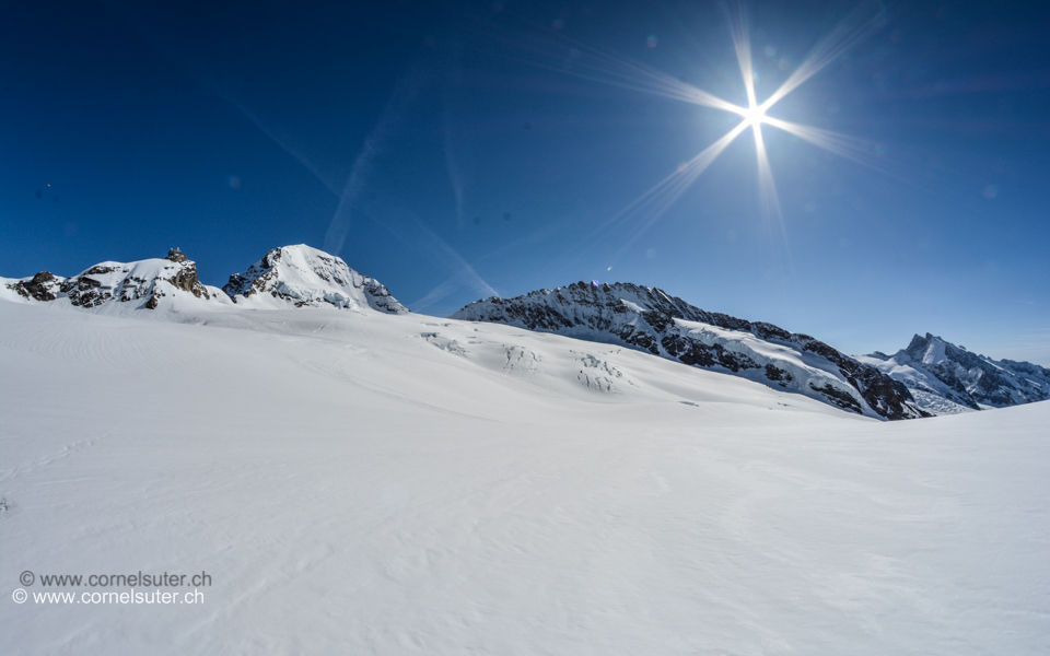 Sicht zurück zum Jungfraujoch, Mönch 4107m, Trugberg 3933m.