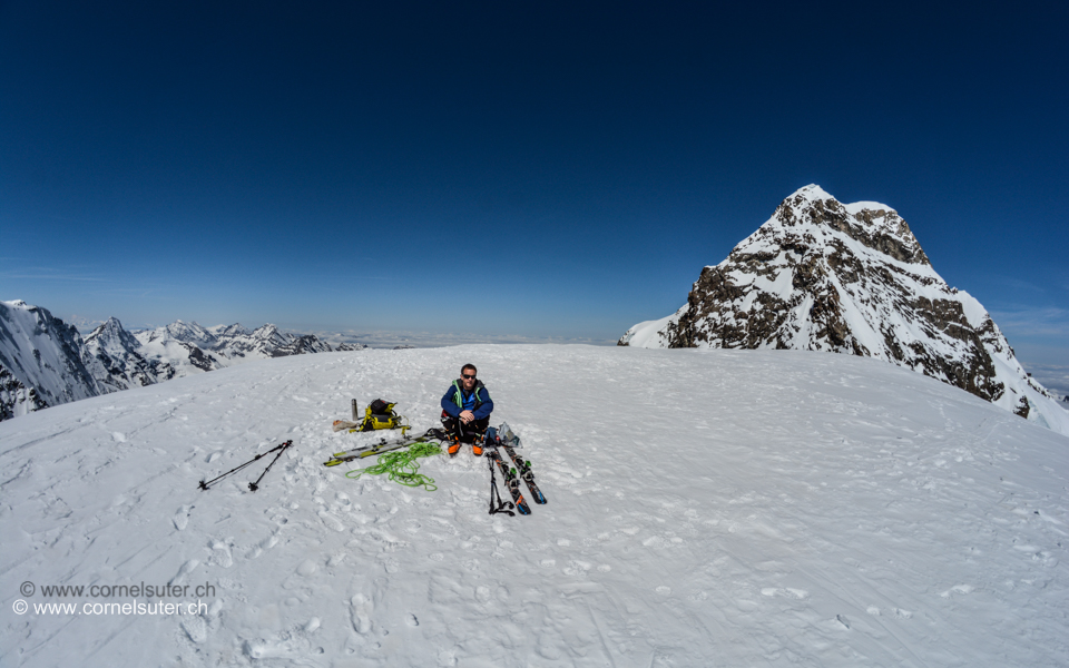 Auf dem Louwihorn 3777m im Hintergrund das Rottalhorn 3972m.