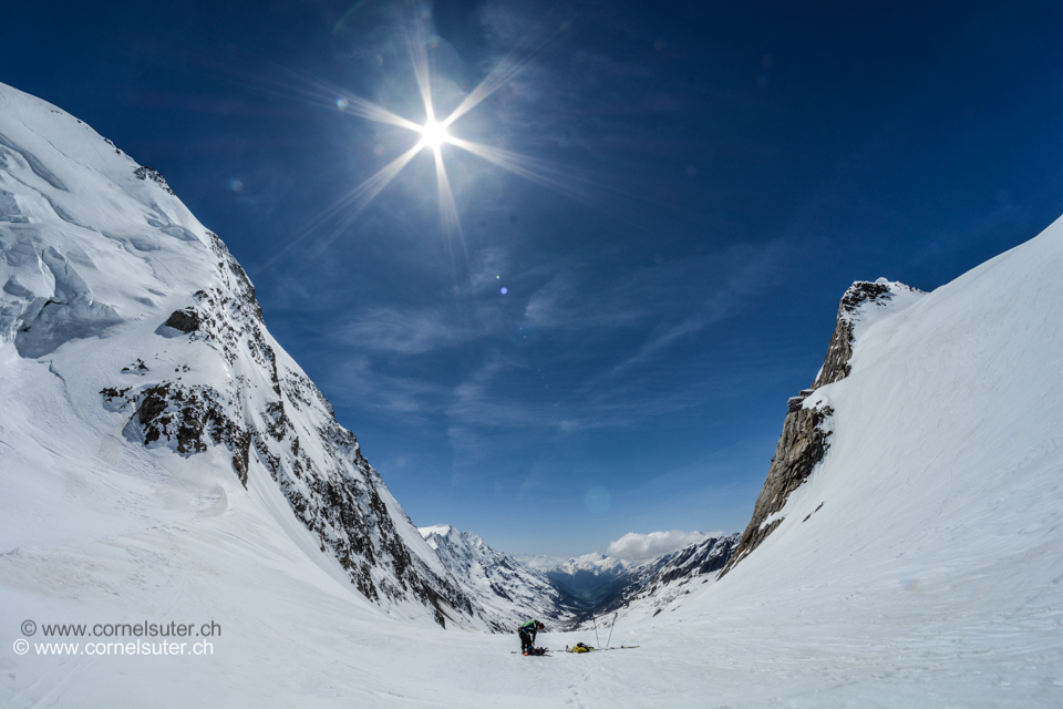 Angekommen in der Lötschenlücke 3158m. rechts oben die SAC Hollandiahütte 3240m.