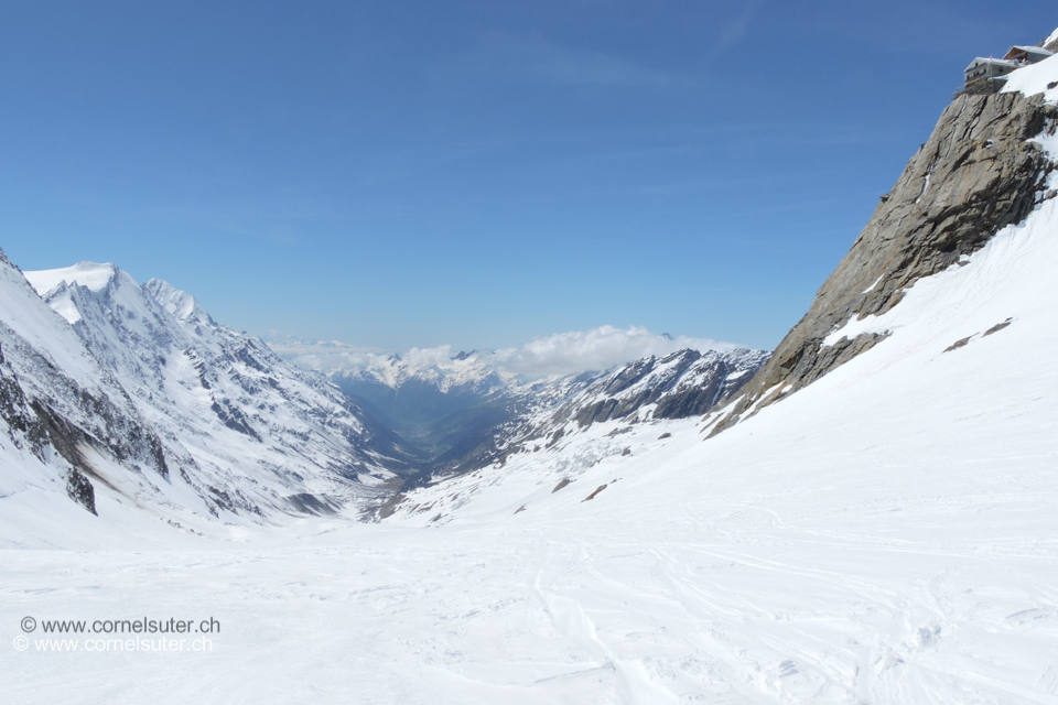 Sicht hinaus zum Lötschental, rechts oben die SAC Hollandiahütte 3240m.