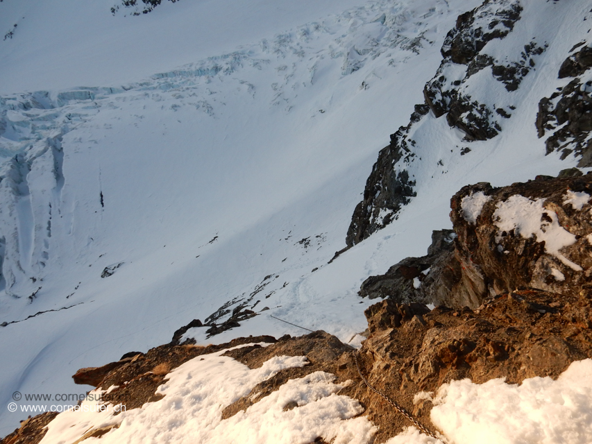 Abstieg auf der Ostseite erfolgt ebenfalls zu Fuss. auch da sind Ketten montiert, teilweise aber steil, weil die Sonne um diese Jahreszeit schon viel Energie hat ist auf möglichen Eis/Schnee und Steinschlag zu achten…..zügiges absteigen zum Glacier de Valsorey. 