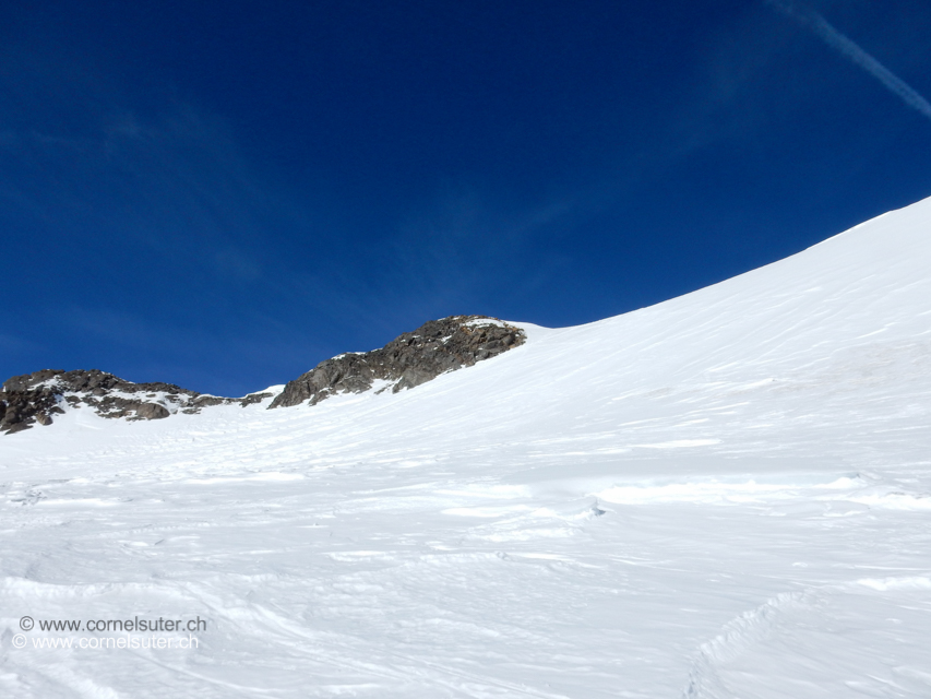 weiter Richtung Gipfelplateau an den steilen Südost Hang auf 60hm 32°- 35° steil danach gelangt man auf das grosse Gipfelplateau des Mont Vélan 3726m.