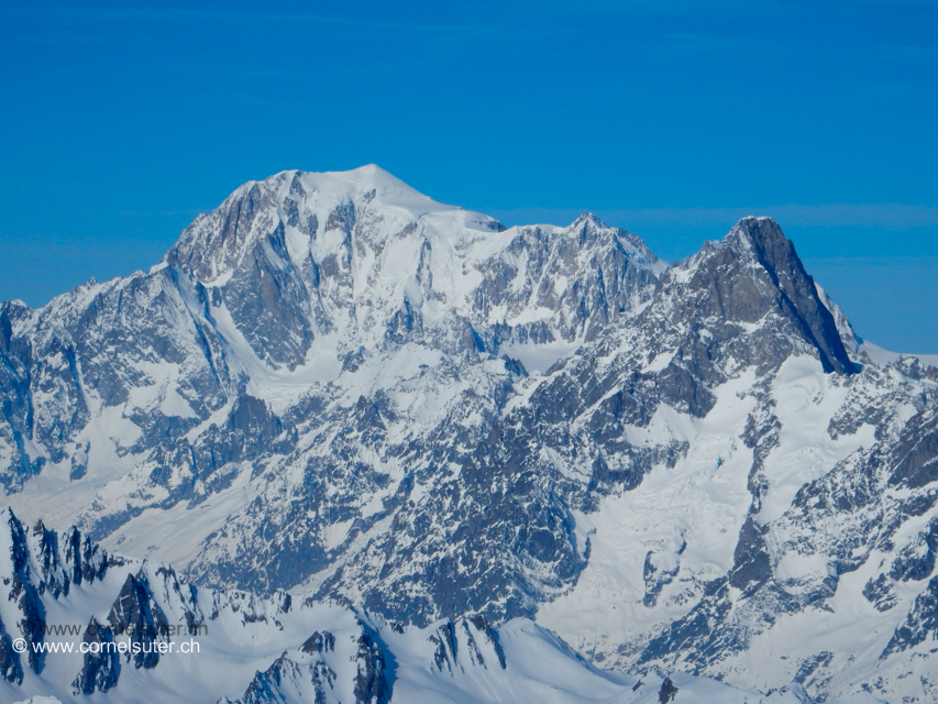 Mont Blanc 4808m (Klick Bericht lesen) und rechts Grandes Jorasses 4208m.