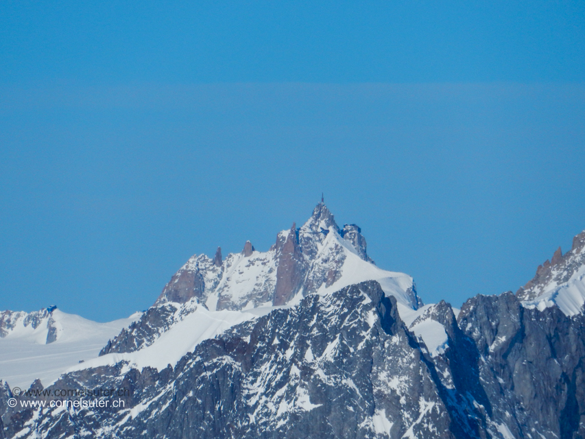 Aiguille du Midi 3842m dort hinauf führt ab Chamonix eine grosse Luftseilbahn