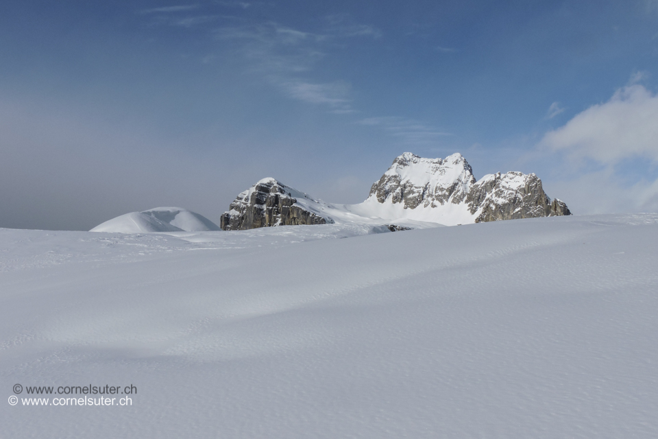 Weiter gehts zu Fuss zum Höchsten Punkt des Rau Stöckli 2290m, links die weisse Kuppe, dahinter Läged und Schächentaler Windgällen.