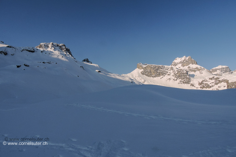 Beim Oberstafel  1747m, links das Rau Stöckli 2290m, nach rechts die Läged und Schächentaler Windgällen.