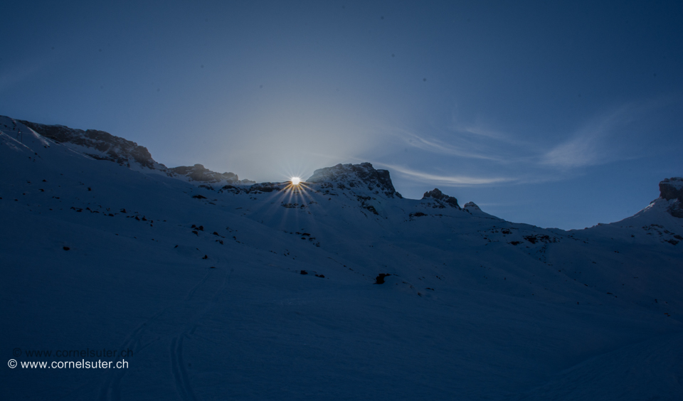 Bereits in die Ruosalp abgefahren, Sicht zurück zum Rau Stöckli 2290m, die Sonne verschwindet lautlos....