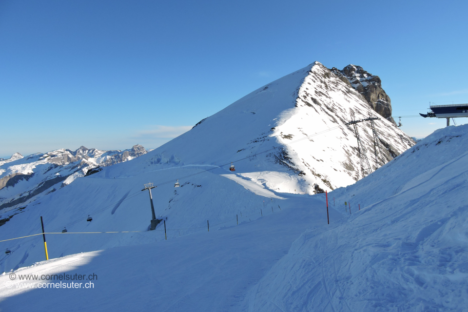 Angekommen mit den Titlis-Bergbahnen bei der Bergstation Klein Tiltis 3032m, Sicht zur Aufstiegsroute via Westgrat.