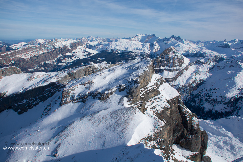 Sicht hinunter zum Chronenstock 2451m und am Horizont der Glärnisch, Bös Fulen usw.....