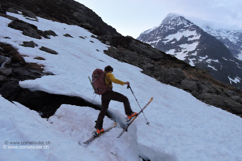 Nach ein paar Minunten Skitragen im Aufstieg im Obertal, diese Schneebrücke war schon vorher gebrochen.