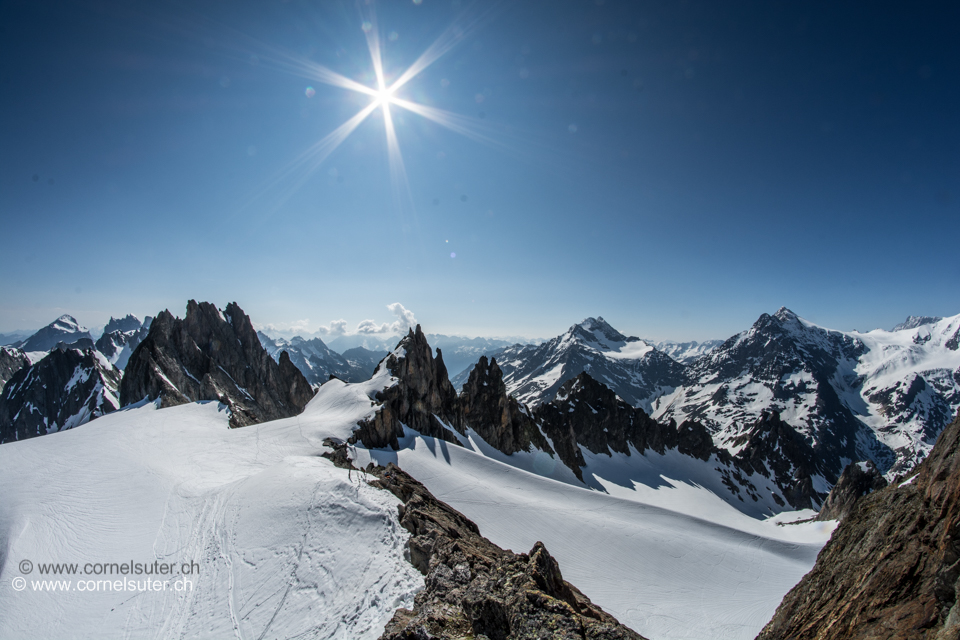 Rechts die Abfahrt zum Obertalgletscher. Am Horizont Sustenhorn 3503m usw.