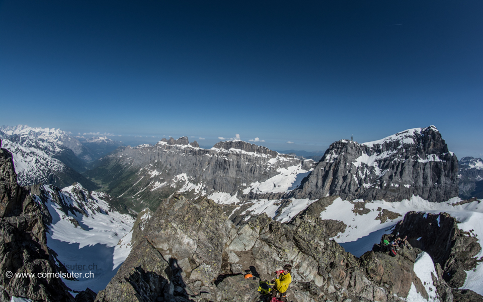Sicht hinaus durch das Wendetal, die Gadmerfluh bis zum Titlis 3238m.