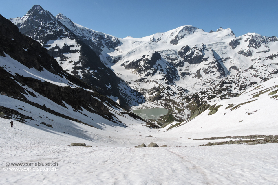 Abfahrt im Obertal. Links hinten das Sustenhorn, unten der Steisee.