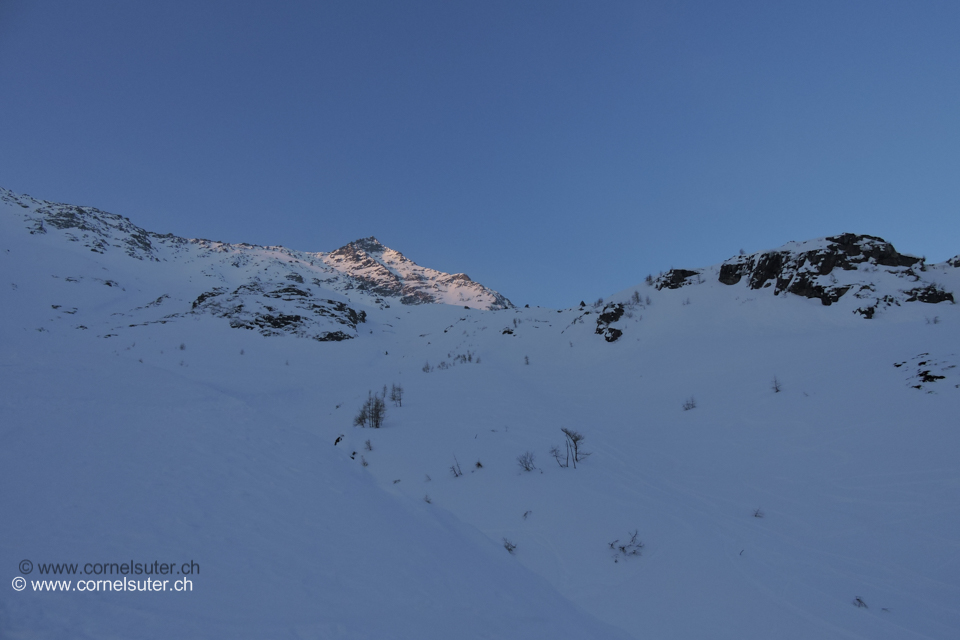 Das Spitzli 3011m erhält die eersten Sonnenstrahlen.