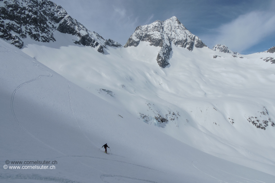 Abfahrt, im Hintergrund dominiert der Fleckistock 3416m