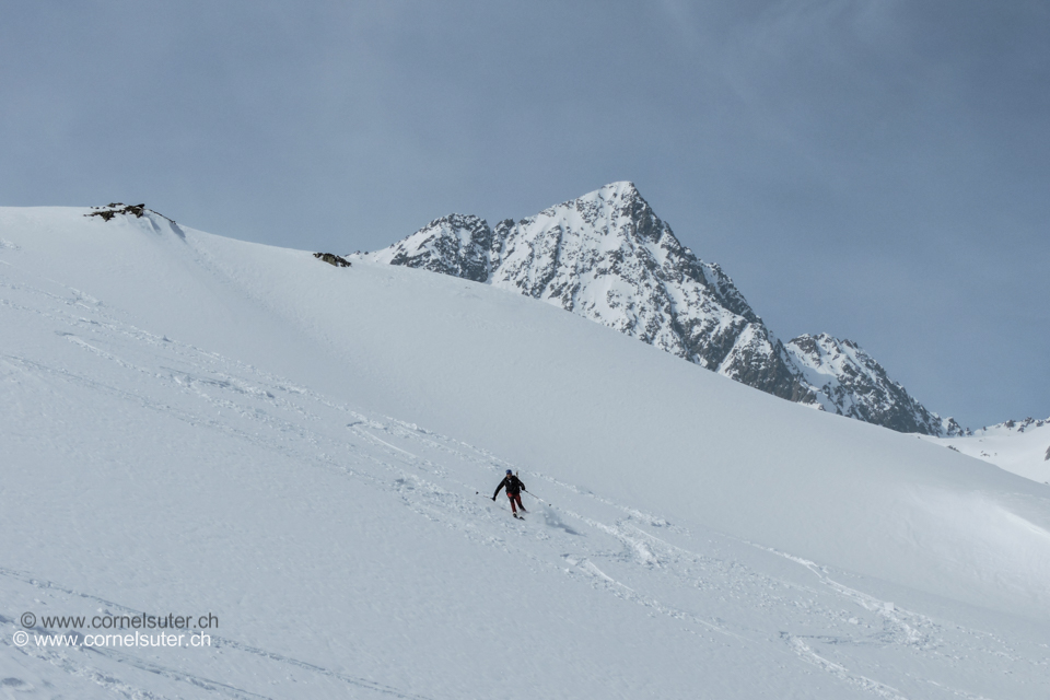 Abfahrt, im Hintergrund dominiert der Fleckistock 3416m