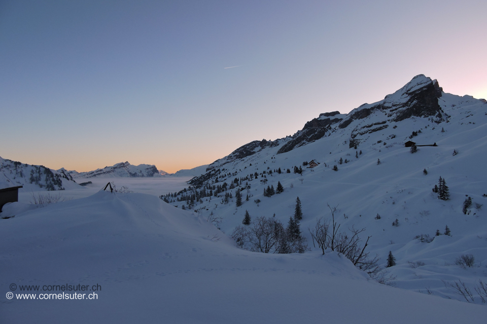 Am Start in Lidernen bei der Bergstation, rechts oben das Schmal Stöckli 2012m, links hinten der Heuberig