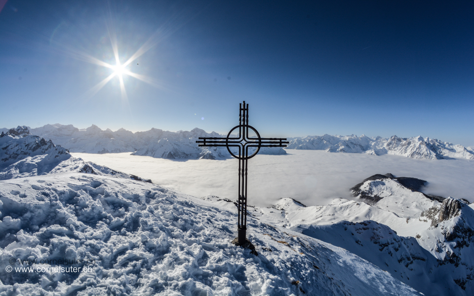 Gipfelkreuz auf dem Rossstock 2461m, so schön auf den Nebel zu schauen.