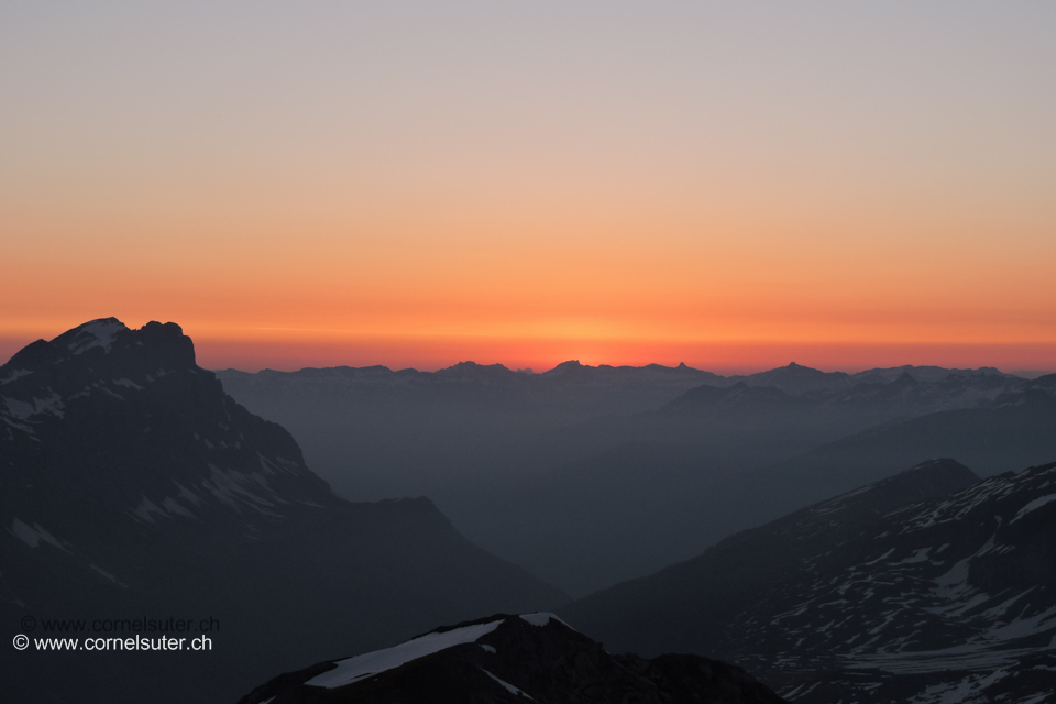 Links der Ortstock, hinten etwas rechts der Spitzmeilen.