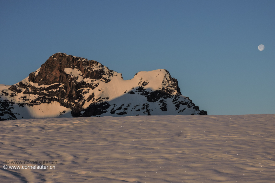 Sich zum Schärhorn 3294m und der Mond.