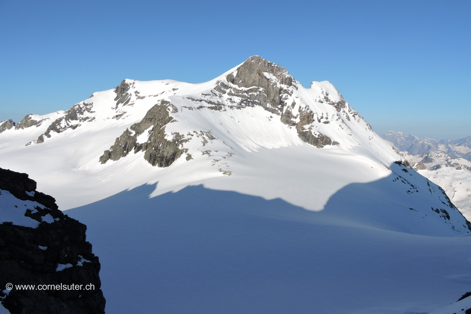 Angekommen bei der Lücke Pt.2977 Pt.2977 die Lücke (Klick, Karte)  Sicht zum Schärhorn 3294m.