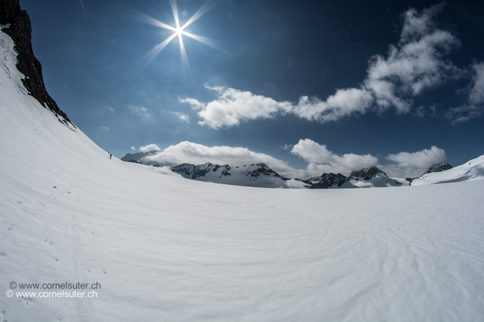 Angekommen beim Chammlihoren Westseite auf ca 2800m, nun die Felle montieren....und...