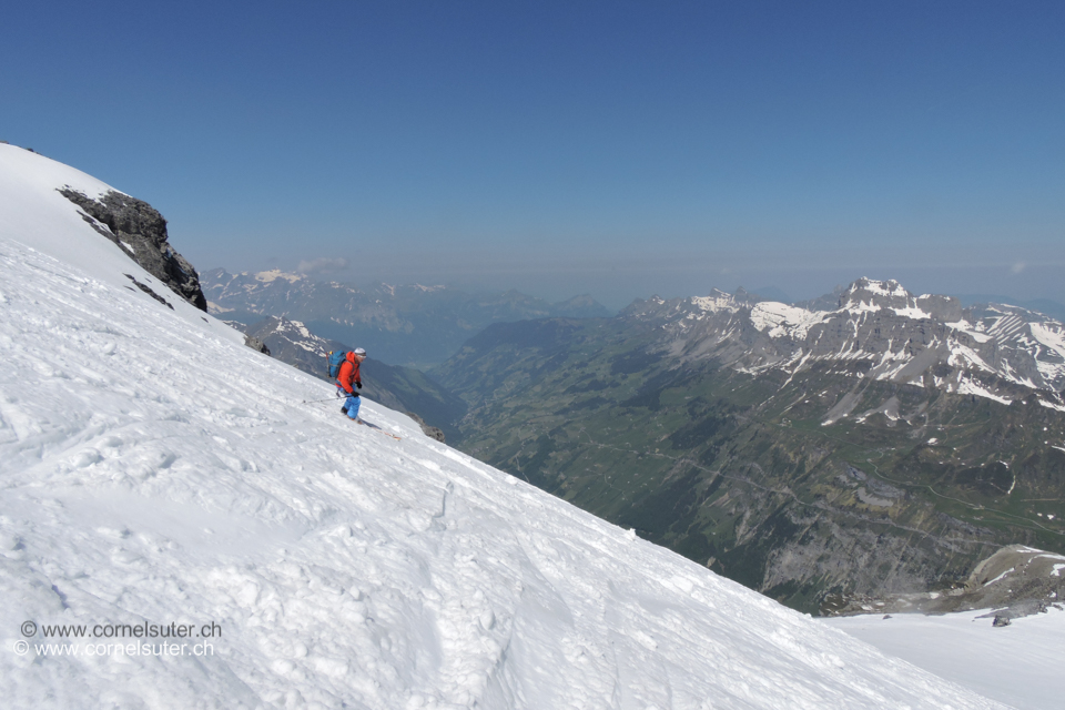 Abfahrt beim Iswändli, vom Winter in den Sommer, unten das Schächental.