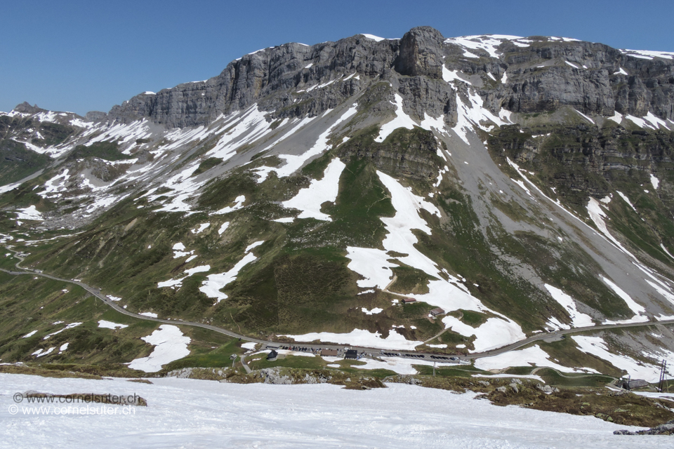 Der Schnee reichte noch bis zum Pass.