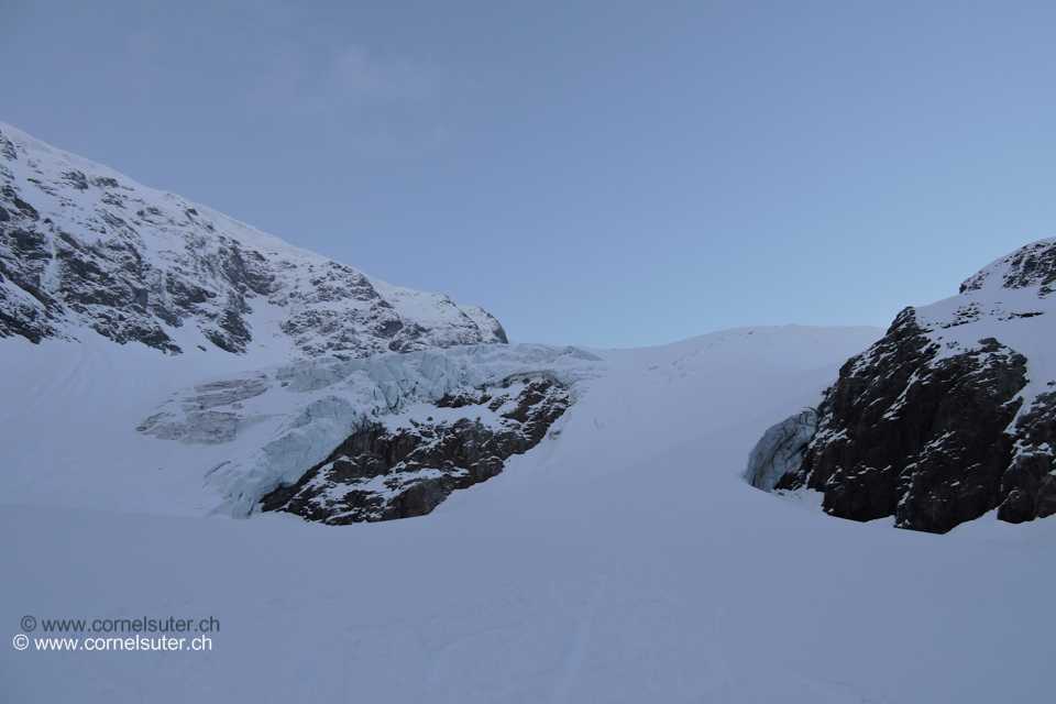 Bereits auf dem Steigletscher, sicht zum Abbruch, es geht rechts hinauf.