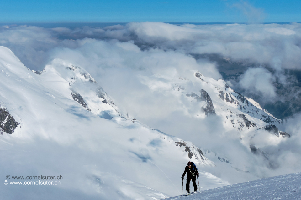 Walter kurz unterhalb des Gipfels, etwas links die Spuren zur Tierberglihütte.