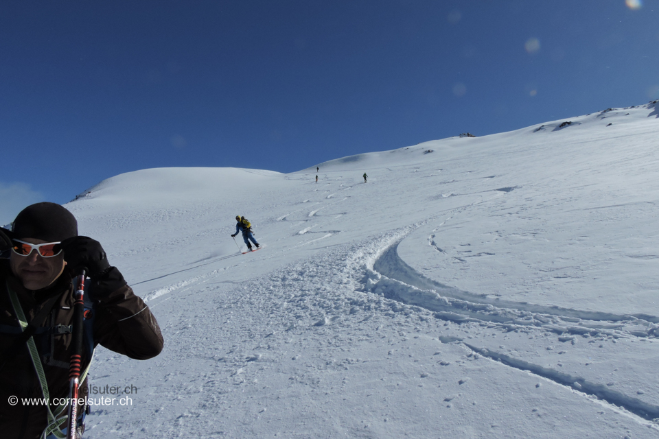 Bereits etwas hinunter gefahren, beste Pulverschnee Verhältnisse.