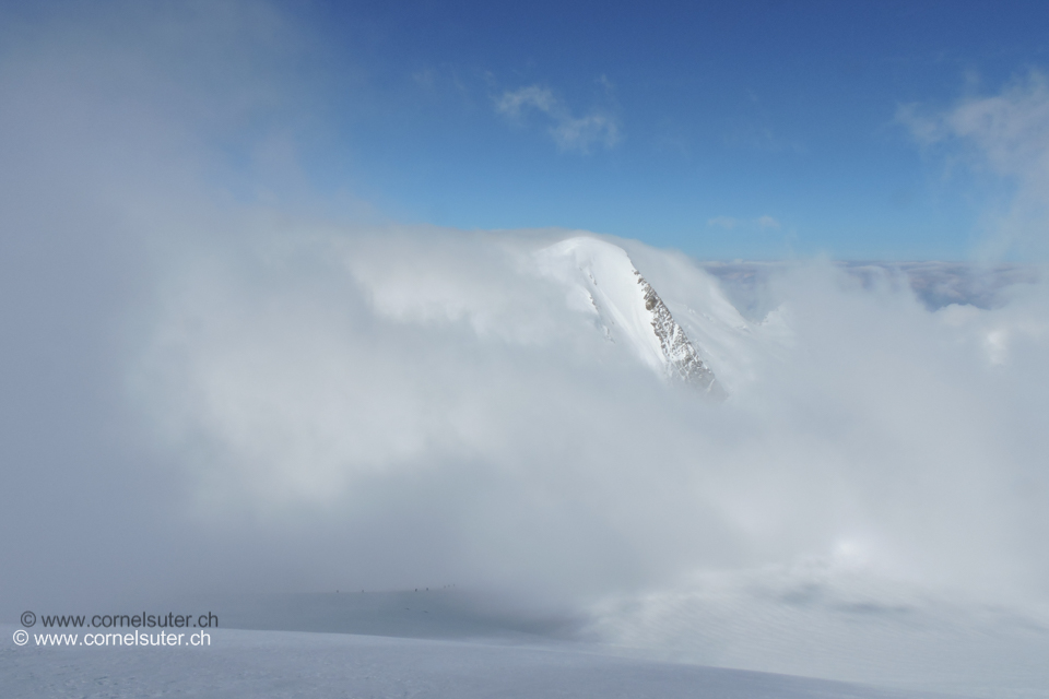Bereits schleicht der Nebel herum bei der Sustenlimi 3089m...