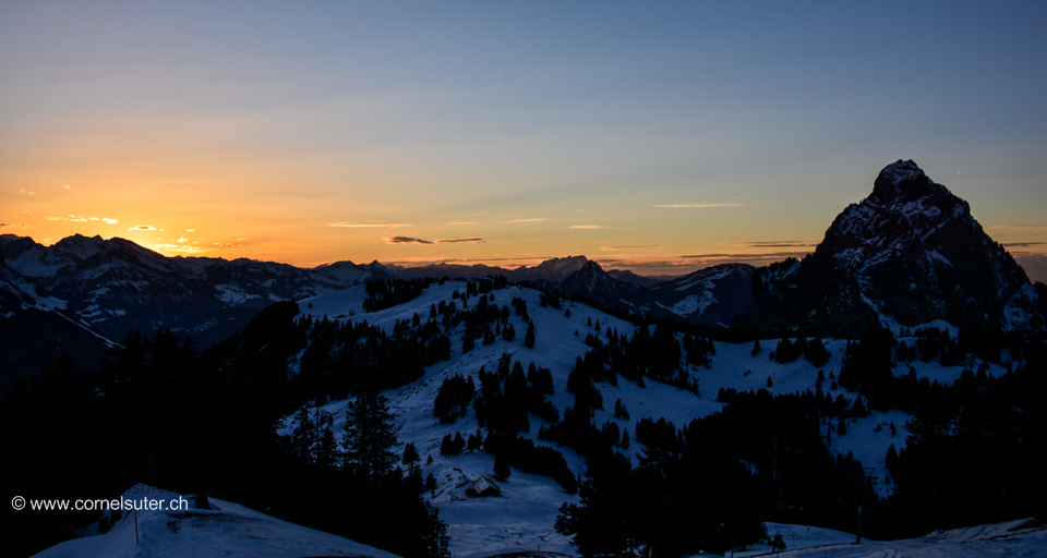 Skitour Training am 13.Januar 2015, Handgruobi 1067m - Brünnelistock 1594m, rechts der Gross Mythen 1899m
