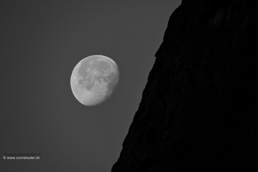 Der Mond an den Felsen des Gitschen.