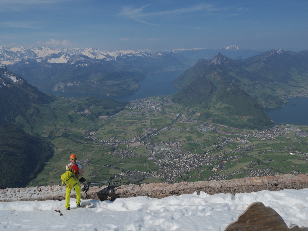 Kaum bin ich über die Mauer geklettert wartete schon ein Paparazzi. Besten Dank an Thomas Horat für das Foto. ( www.mythenfilm.ch )