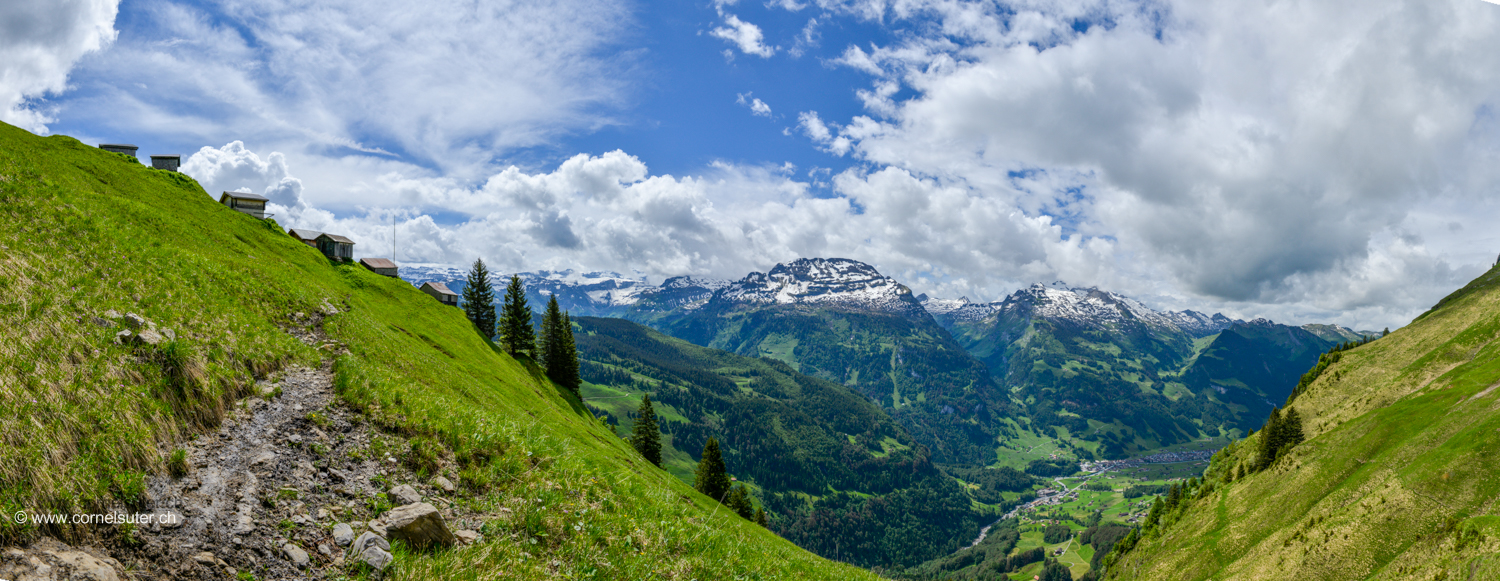 ... sie stehen da wie ein Idyllisches kleines Bergdorf, die Heuberighüttli 1535m, auf einer Fluh hoch oben über dem Muotathal das schönste Tal weit und breit...
