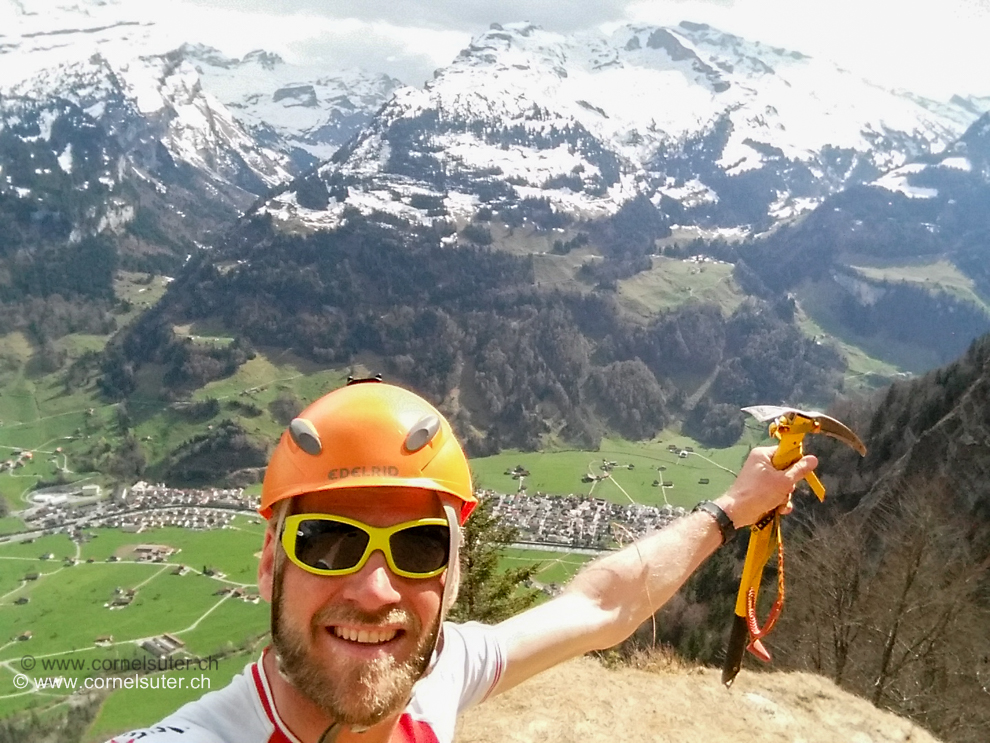 11.April 2016: Guggäli 752m - Gitzischössli, beim Heuberigsboden mit sicht hinunter aufs Muotathal