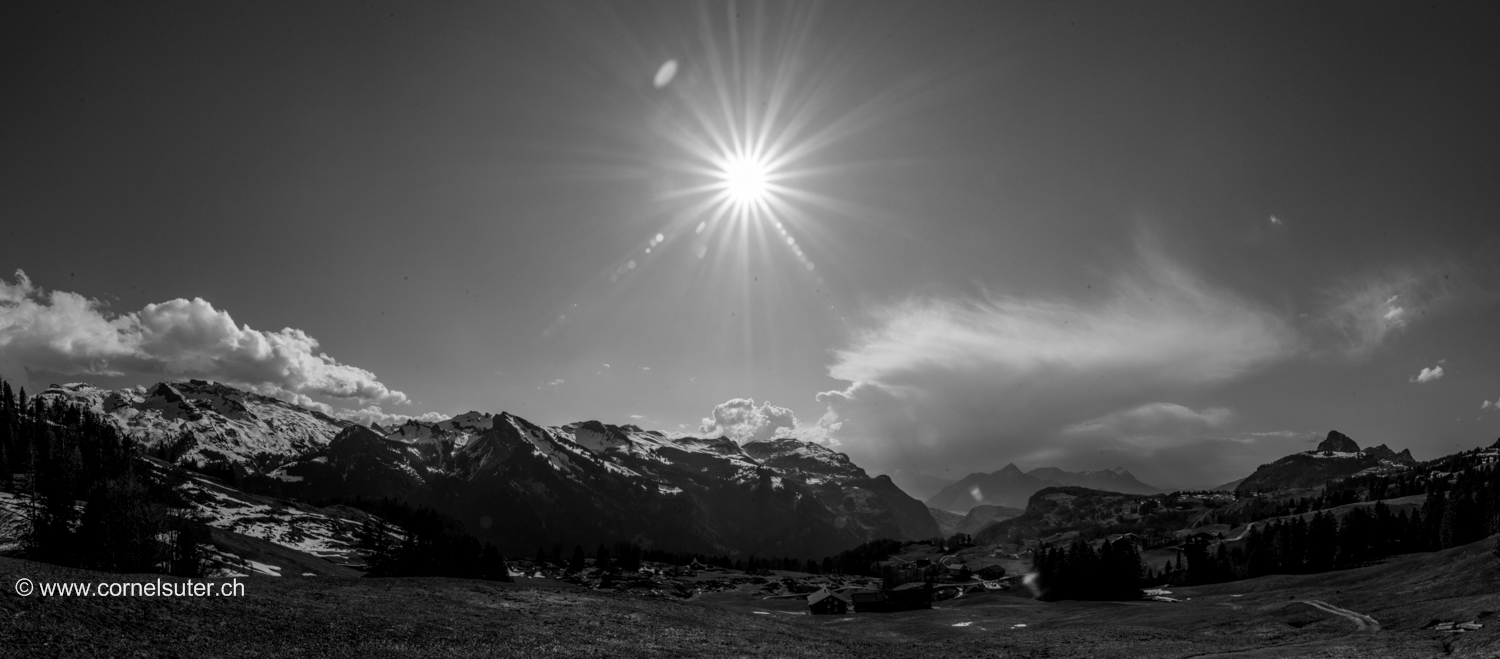 11.April 2016: Guggäli 752m - Gitzischössli, im Abstieg von meiner heutigen Fyrabig Bergtour, hier beim Hinter Oberberg beim Heimet Buofflen.Die Reste von den Föhnwolken ziehen links oben über den Blüemberg 2405m und den Chaiserstock 2515m. Zugleich nähert sich aus Westen über dem Rigi-Massiv eine Gewitterzelle.Zwischen diesen 2 Wetter Phänomenen zeigt sich über dem Fronalpstock 1921m die Sommerliche Sonne. Und die Wärme frisst den Schnee immer weiter hinauf weg.