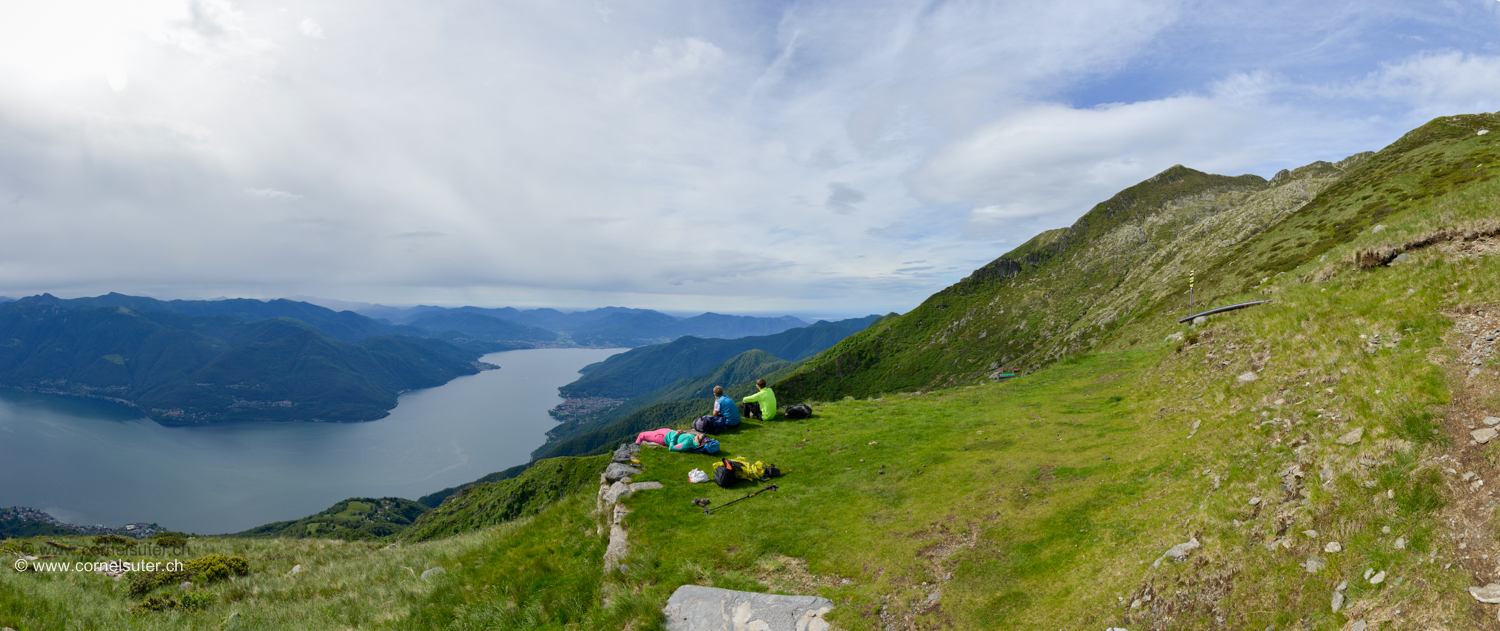 Eine kurze Pause beim Rif. Al Legn 1785m (Homepage) und sicht auf den Lago Maggiore.