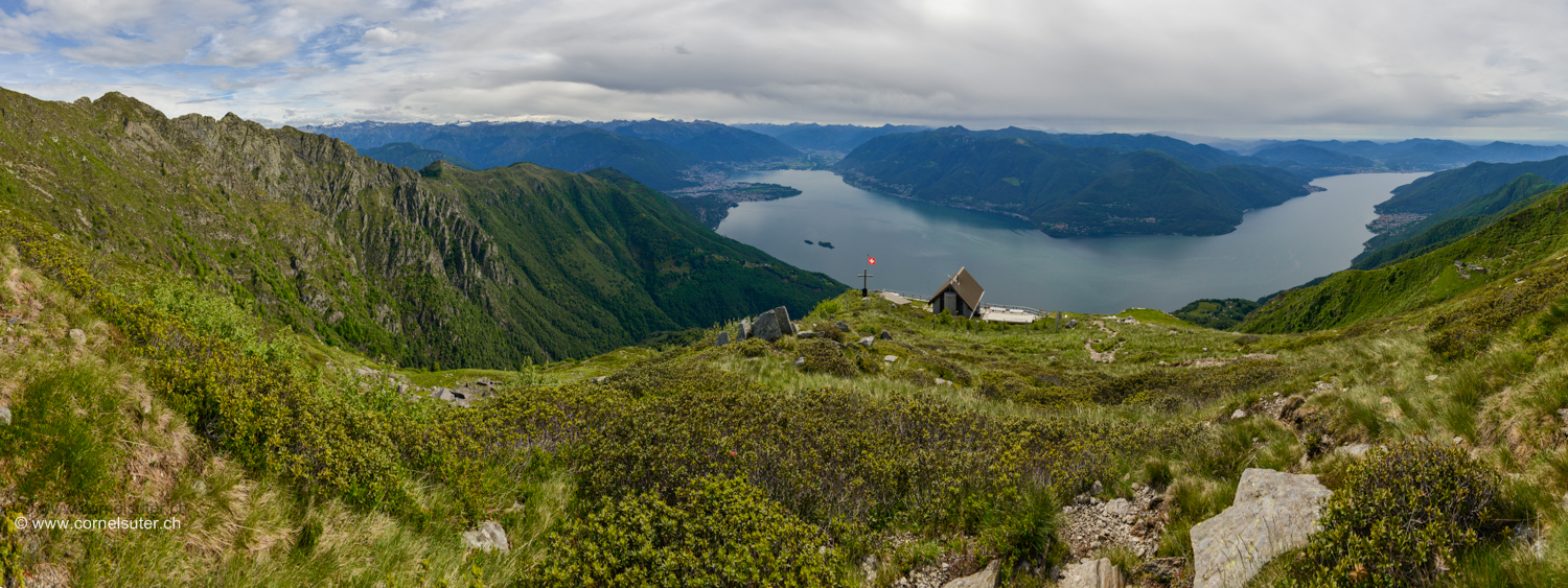 Pano über das Rif. Al Legn 1785m (Homepage) und den Lago Maggiore.
